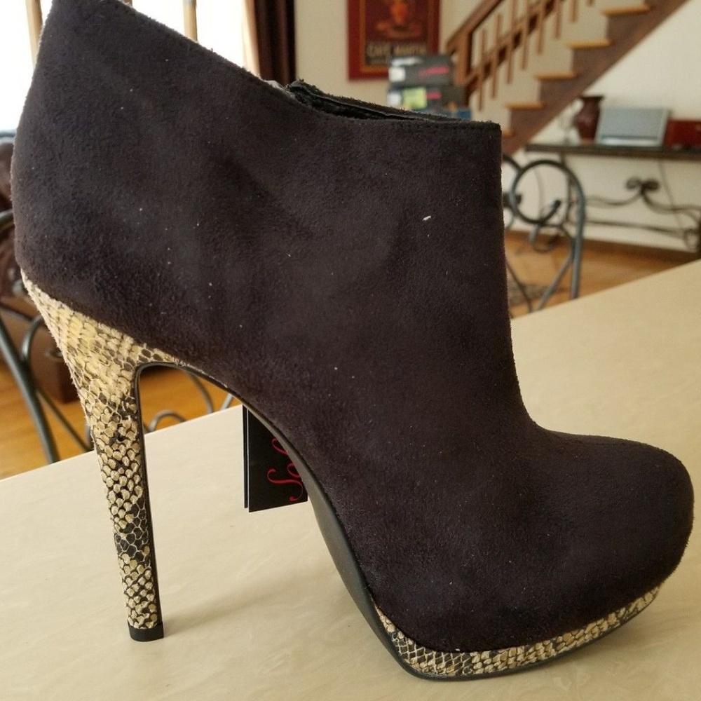 Sofia Vergara Black super high platform bootie 7
